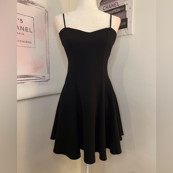 Forever 21 Dresses & Skirts - Forever 21 Sweetheart Neckline Fit & Flare Mini Dress Black Size L Juniors